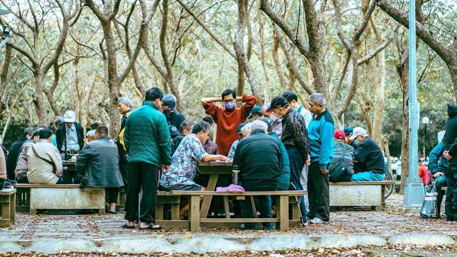 老人家想要的不一定是在家静心休养，他们也想出门交新朋友，做自己喜欢的事情。/unsplash